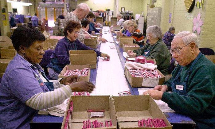 Trabajadores de la tercera edad empaquetan cosméticos en la línea de montaje de la fábrica de cosméticos Bonne Bell, en Lakewood, Ohio. (David Maxwell/AFP/Getty Images)
