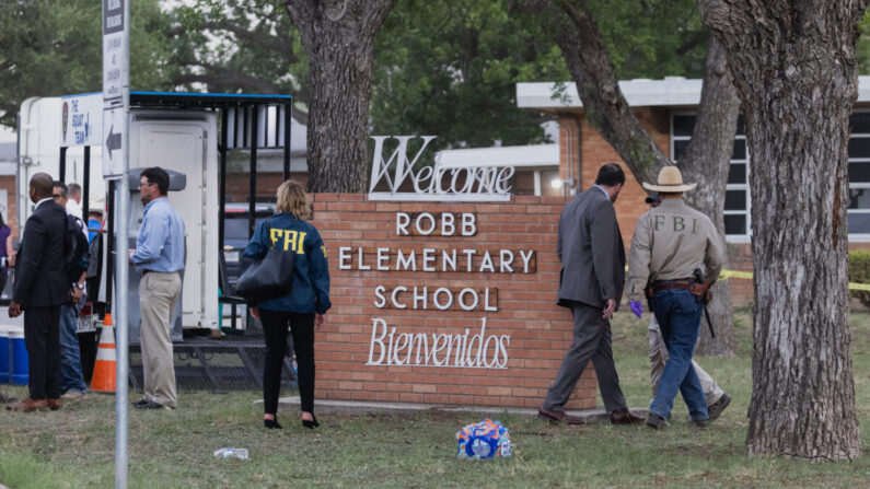 Agentes del orden trabajan en la escena tras un tiroteo masivo en la Escuela Primaria Robb en Uvalde, Texas, el 24 de mayo de 2022. (Jordan Vonderhaar/Getty Images)