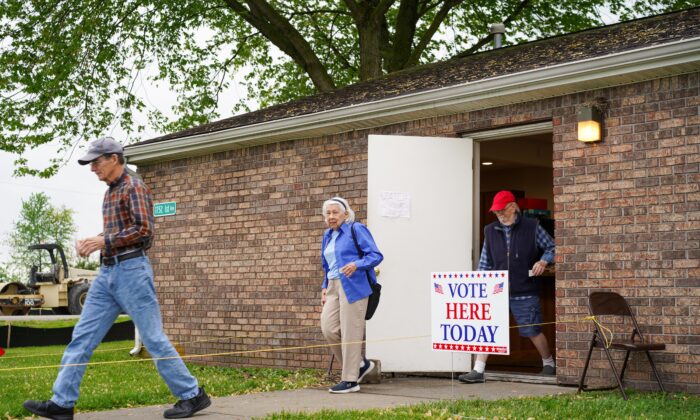 Los votantes salen de un centro de votación en la zona rural de Seymour, en el sur de Indiana, el día de las elecciones primarias del 3 de mayo de 2022. (Cara Ding/The Epoch Times)