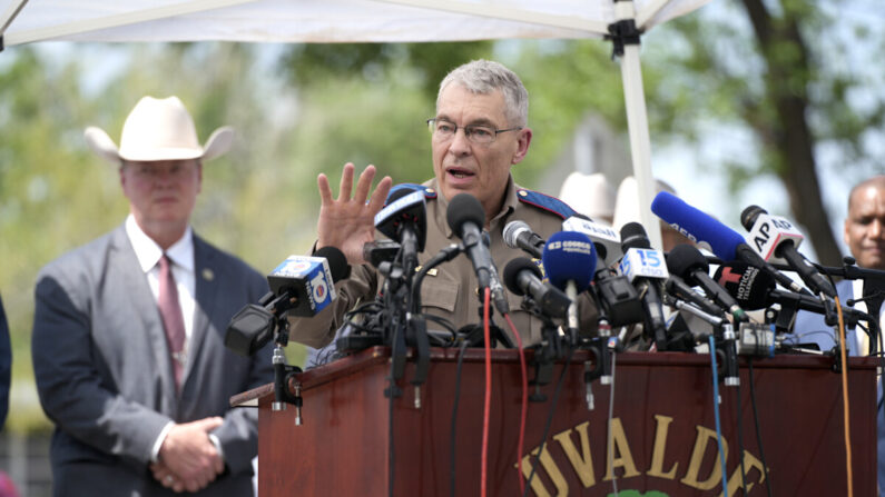 El director del Departamento de Seguridad Pública de Texas, Steve McCraw, habla durante una conferencia de prensa en Uvalde, Texas, el 27 de mayo de 2022. (Charlotte Cuthbertson/The Epoch Times)