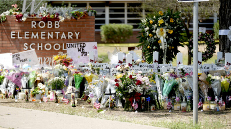Un monumento improvisado en la escuela primaria Robb está lleno de flores, juguetes, carteles y cruces con los nombres de las 21 víctimas del tiroteo masivo ocurrido el 24 de mayo, en Uvalde, Texas, el 27 de mayo de 2022. (Charlotte Cuthbertson/The Epoch Times)
