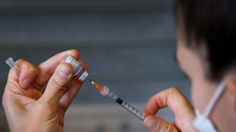 Una enfermera prepara una vacuna de Pfizer supervisada por un médico en Sidney, Australia, el 3 de octubre de 2021. (Lisa Maree Williams/Getty Images)
