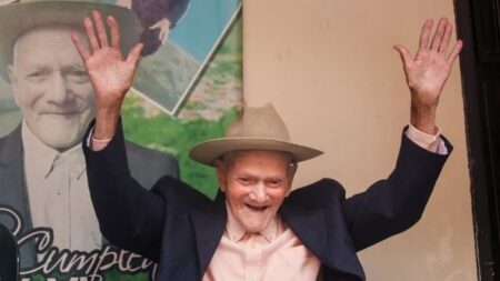 El hombre más longevo del mundo celebra 113 años en animada fiesta venezolana