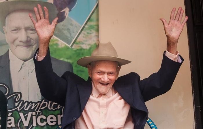 Fotografía de archivo fechada el 15 de junio de 2020 que muestra a Juan Vicente Pérez Mora, por entonces de 111 años de edad, mientras sonríe durante una entrevista. (EFE/ JOHNNY PARRA /ARCHIVO)