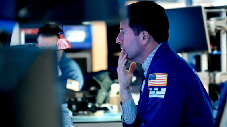 Los operadores trabajan en el parqué de la Bolsa de Nueva York (NYSE) el 25 de abril de 2022 en la ciudad de Nueva York. (Spencer Platt/Getty Images)
