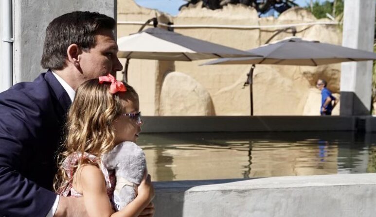 El gobernador de Florida, Ron DeSantis, aparece con su hija Madison mirando a los manatíes en Jacksonville. El gobernador suele llevar a sus hijos a los eventos de prensa. 5 de mayo de 2022 (Cortesía, Oficina del Gobernador)
