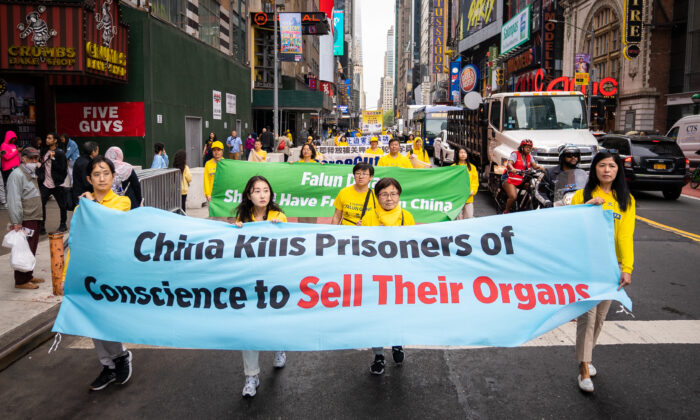 Los practicantes de Falun Gong participan en un desfile que marca el 30° aniversario de la presentación al público de la disciplina espiritual, en Nueva York, el 13 de mayo de 2022. (Samira Bouaou/The Epoch Times)
