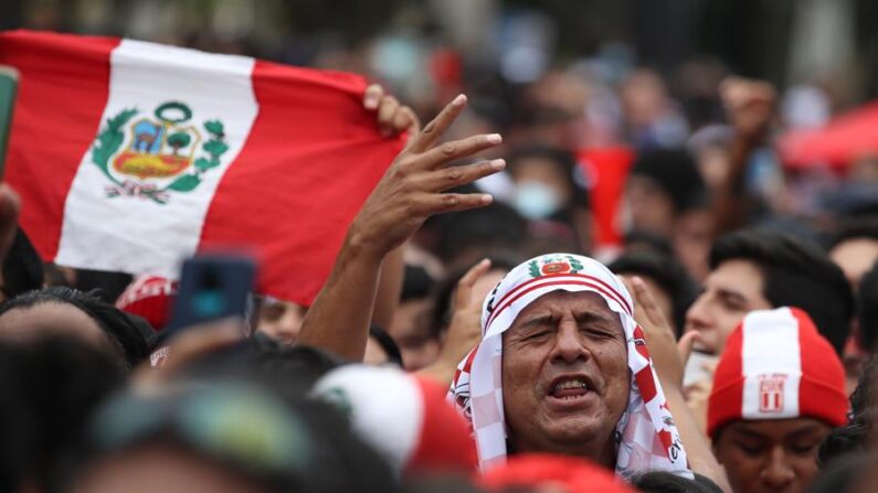 Aficionados peruanos animan a su selección de fútbol previo al inicio de la transmisión del partido de clasificación por uno de los últimos pases al Mundial de la FIFA entre Australia y Perú, que se juega en el estadio catarí de Ahmed Bin Ali, el 13 de junio de 2022, desde Lima (Perú). EFE/ Paolo Aguilar