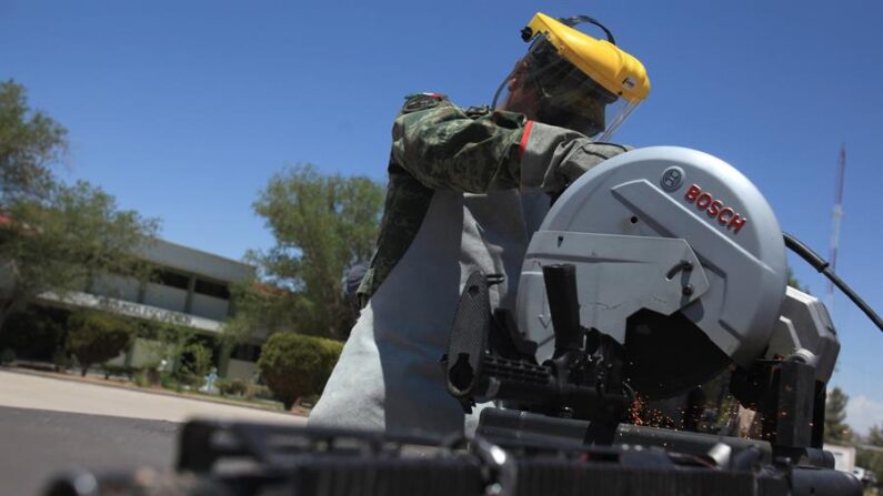 Personal del Ejército Mexicano destruye armas el 10 de junio de 2022, dentro del programa "Canje de Armas" realizado en Ciudad Juárez, en Chihuahua (México). EFE/Luis Torres