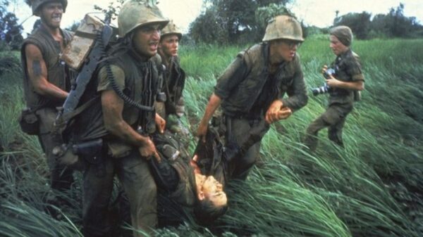 Marines recuperando a un compañero mientras estaba bajo fuego en Vietnam en 1966. (Larry Burrows CC BY 2.0 https://goo.gl/sZ7V7x vía Flickr)