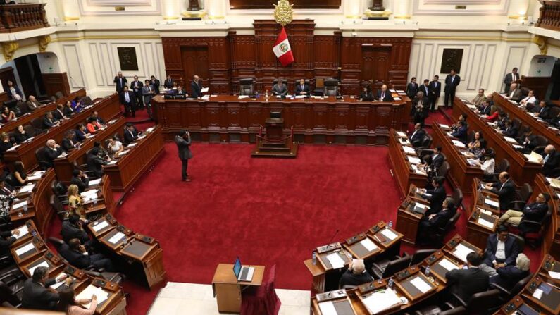 Vista general de una plenaria del Congreso peruano, en una fotografía de archivo. EFE/Ernesto Arias