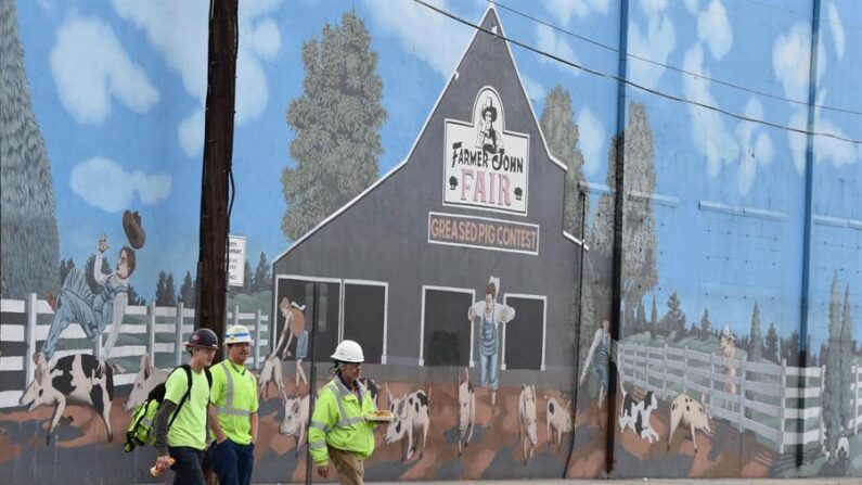 Imagen de archivo que muestra a trabajadores de la empresa Farmer John en Vernon, California. EFE/Iván Mejía
