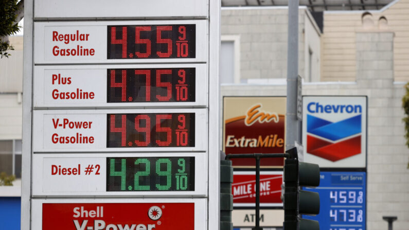Los precios de la gasolina que se acercan a los 5 dólares el galón se muestran en las estaciones de Chevron y Shell en San Francisco, California, el 12 de julio de 2021. (Justin Sullivan/Getty Images)

