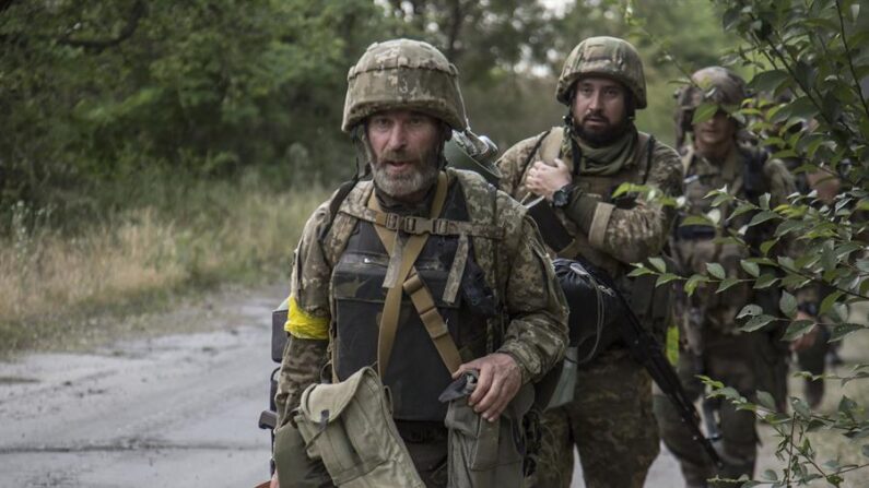 Soldados ucranianos tomaban posiciones en Severodonetsk, en la región de Lugansk, el pasado domingo 19 de junio de 2022. EFE/EPA/Oleksandr Ratushniak