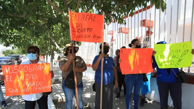 Ciudadanos protestan el 17 de junio de 2022 frente a las oficinas de la Comisión Estatal de Derechos Humanos ante la falta de agua en Ciudad Juárez, estado de Chihuahua (México). EFE/Luis Torres
