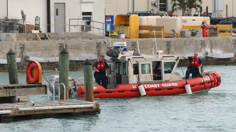 Un accidente que involucró a dos embarcaciones en la bahía Biscayne, en Miami, Florida (EE.UU.), dejó dos muertos y 10 personas fueron rescatadas con vida del agua, según informaron este sábados las autoridades al reportar el balance del siniestro, ocurrido la noche del viernes. EFE/John Riley/Archivo