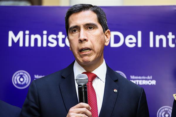 Federico González (der.), ministro del Interior de Paraguay, en una fotografía de archivo. EFE/Nathalia Aguilar
