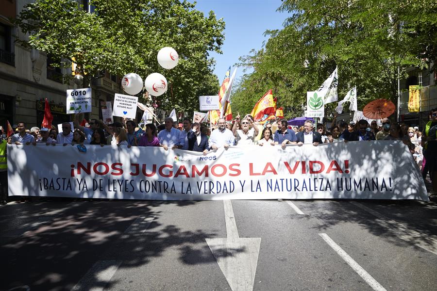 Miles de personas marchan en Madrid contra aborto y celebran el fallo de EE.UU.