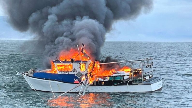 Un barco de pesca comercial de 42 pies en llamas a unas 2 millas al oeste de Manzanita Beach en Oregón. (Cortesía de la Guardia Costera del Pacífico Noroeste de EE.UU.)