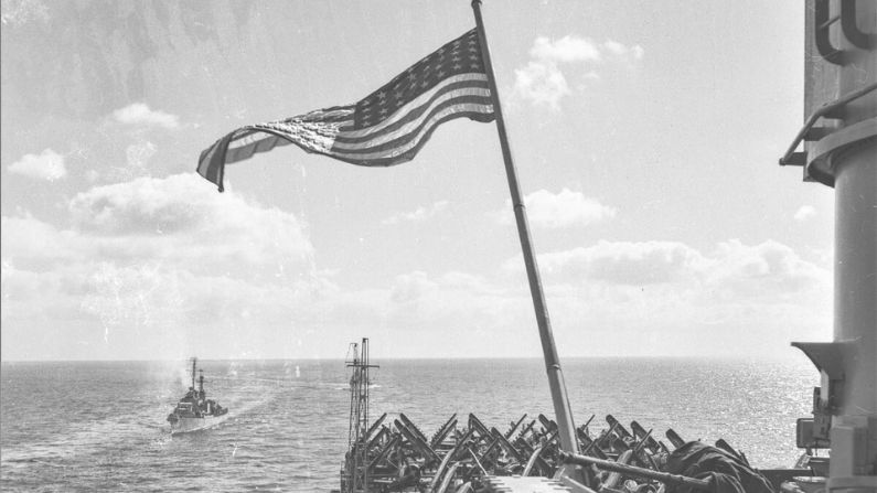 La bandera de EE.UU. ondeando en el mar en el USS Bon Homme Richard durante la Guerra de Corea en un momento en el que no había ataques aéreos. (Cortesía de Arthur Moss)