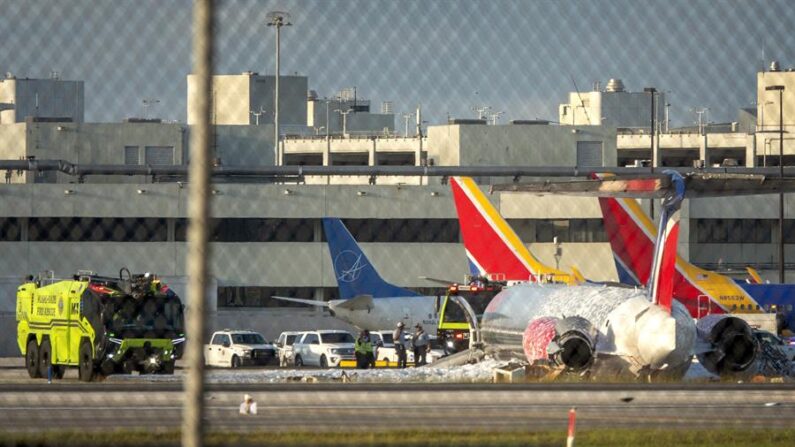 Tres de los 130 pasajeros y 10 tripulantes que viajaban a bordo del avión procedente de República Dominicana que se incendió este martes durante su brusco aterrizaje en el Aeropuerto Internacional de Miami (MIA) fueron hospitalizados, informaron los bomberos. EFE/EPA/Cristobal Herrera-Ulashkevich 