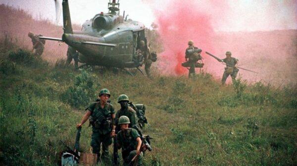 Las tropas de la 1ª División de Caballería durante una operación cerca del valle de Ashau, en el norte de Vietnam del Sur. (Philip Jones Griffiths CC BY 2.0 https://goo.gl/sZ7V7x vía Flickr)