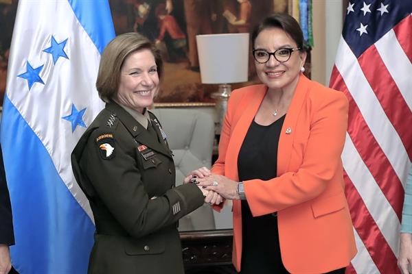La presidenta de Honduras, Xiomara Castro, posa con la jefa del Comando Sur de EE.UU, general Laura J. Richardson (i), durante una reunión en la Casa Presidencial en Tegucigalpa (Honduras), el 29 de junio de 2022. EFE/Gustavo Amador
