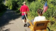 Marido construye carrito especial para pasear con su esposa con esclerosis múltiple todos los días