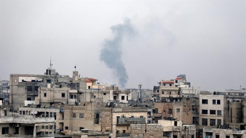 Imagen de archivo de una columna de humo en una localidad siria del distrito de Idlib. EFE/EPA/Yahya Nemah