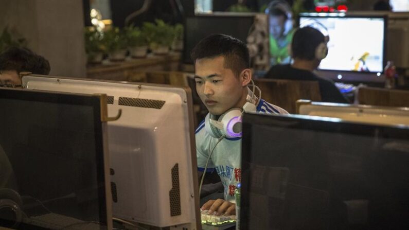 Un hombre utiliza un ordenador en un cibercafé en Beijing (China), en una fotografía de archivo. EFE/Roman Pilipey
