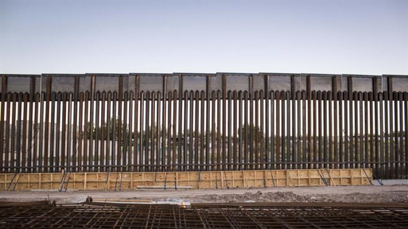 Fotografía del archivo que muestra un fragmento de un muro de acero construido en la localidad de Sunland Park, en Nuevo México (México). EFE/Juan Labreche