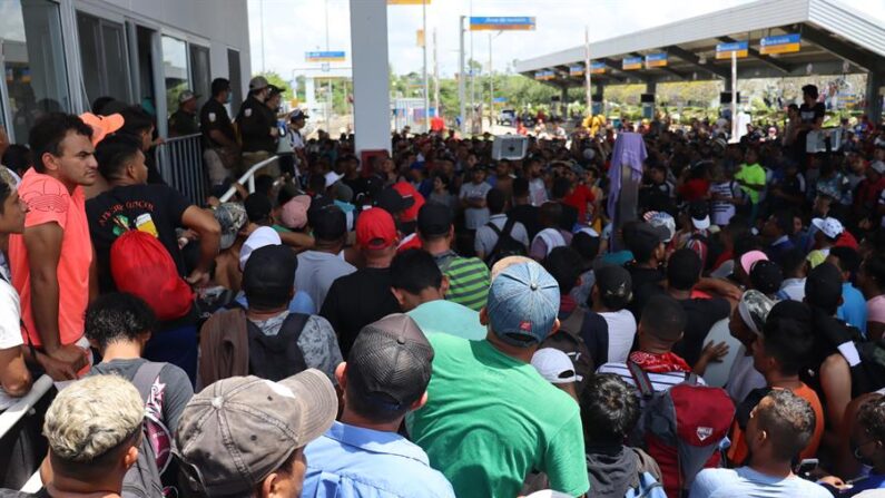 Cientos de migrantes permanecen en espera de documentos migratorios, el 25 de junio de 2022, en el municipio de Huixtla, en el estado de Chiapas (México). EFE/ Juan Manuel Blanco
