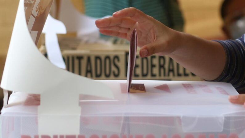 Fotografía de archivo que muestra una mujer emitiendo su voto. EFE/ Daniel Martínez Pelcastre