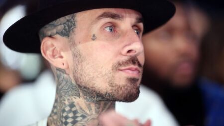 Hospitalizan a Travis Barker, baterista de Blink-182 y esposo de Kardashian, su hija pide oraciones