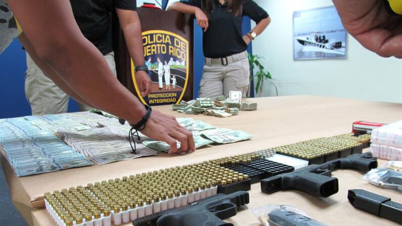 Imagen de archivo que muestra el detalle de algunas armas, dinero y drogas incautadas por la Policía de Puerto Rico. EFE/Jorge Muñiz