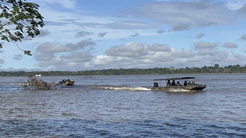 Fotografía cedida por el Comando Militar de la Amazonía que muestra las labores de búsqueda del indigenista Bruno Araújo Pereira, empleado de la FUNAI, y del periodista británico Dom Phillips, colaborador del diario The Guardian, desaparecidos el domingo pasado en Vale do Javari (Brasil), en el interior de Amazonas, cerca de la frontera con Perú. EFE/ Comando Militar De La Amazonía