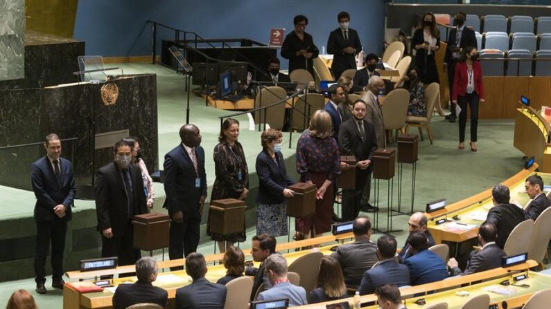 Personal de las Naciones Unidas se para con las urnas durante una elección de cinco países para llenar diez de los puestos no permanentes en el Consejo de Seguridad en el salón de la Asamblea General en la sede de las Naciones Unidas en Nueva York, Nueva York. EFE/EPA/Justin Lane