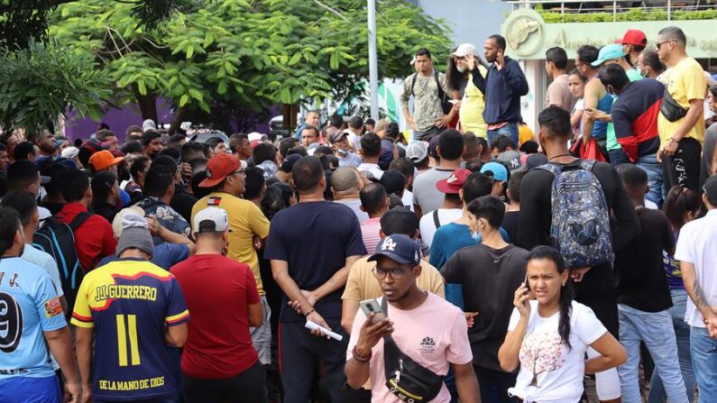 Migrantes ilegales permanecen varados por falta de documentos migratorios el 23 de junio de 2022, en el municipio de Tapachula, en Chiapas (México). EFE/Juan Manuel Blanco