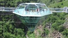 Increíble bar con forma de «diamante» cuelga sobre puente de cristal en un cañón