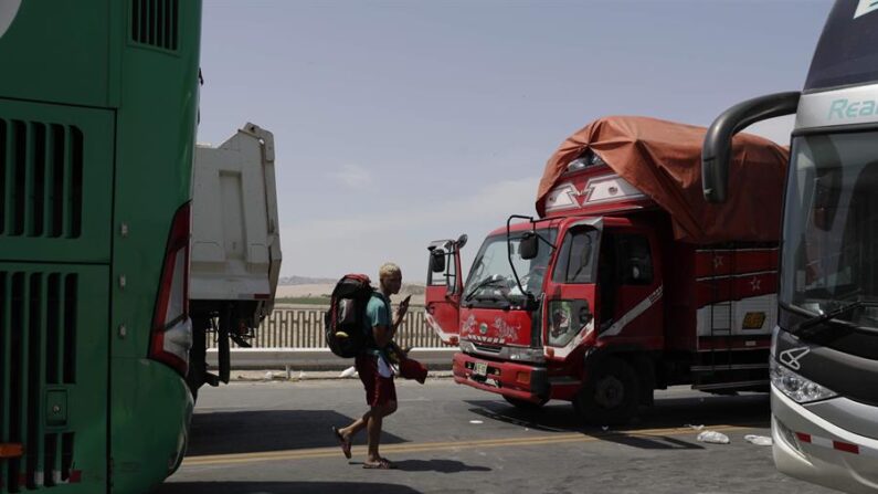 Fotografía de archivo que muestra la afectación por bloqueos en una carretera peruana. EFE/Paolo Aguilar
