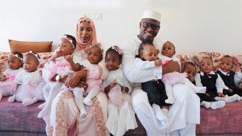 Halima Cissé y su marido, Abdelkader Arby, con sus 10 hijos: los nonillizos y su hija de 3 años. (Cortesía de Nonuples Arby)
