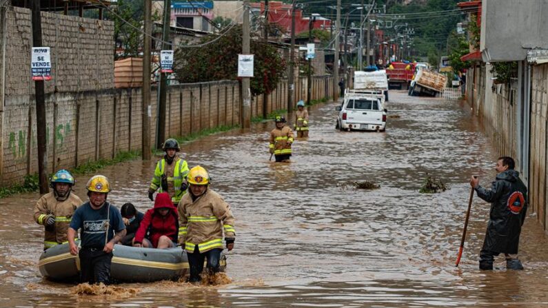 Personal de bomberos rescatan a una familia de la zona inundada el 8 de junio de 2022, en el municipio de San Cristobal de las Casas, Chiapas (México). EFE/Carlos López