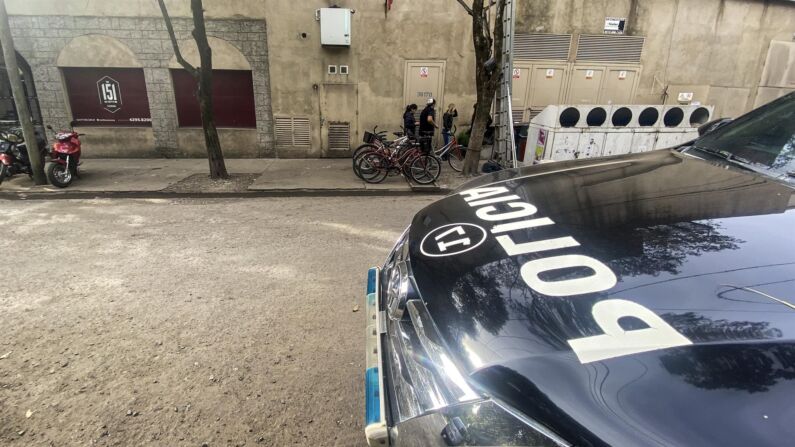 Un vehículo policial frente a un hotel donde se encontraban los cinco iraníes tripulantes de un avión sancionado por los Estados Unidos, en la localidad de Canning Ezeiza, Argentina. (EFE/ Juan Ignacio Roncoroni)