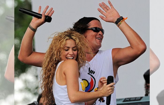 Los cantantes colombianos Shakira (I) y Carlos Vives (D) montan en bicicleta durante la grabación del video de la canción "La Bicicleta" en Puerto Velero, Barranquilla, departamento del Atlántico el 19 de mayo de 2016. (JOSE TORRES/AFP vía Getty Images)
