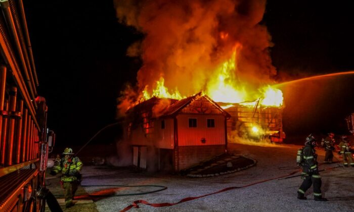 Incendio en la granja Ely Fischer, en el condado de Lancaster, Pensilvania, el 10 de febrero de 2022. (Timothy Coover Maytown/Fotógrafo del Departamento de Bomberos de East Donegal Township)
