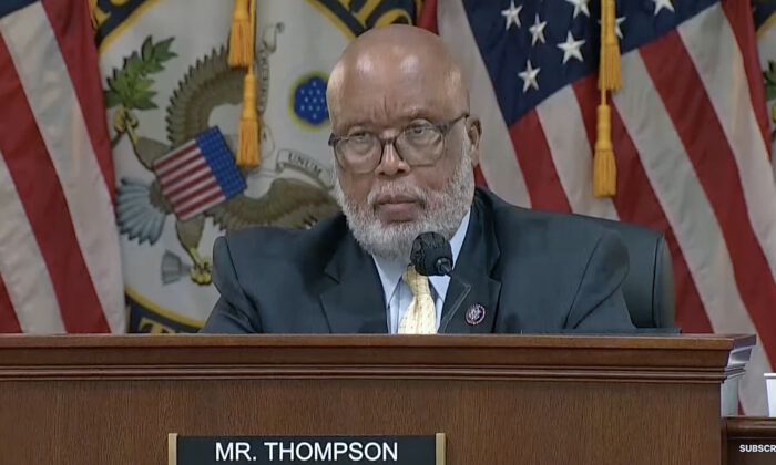 El representante Bennie Thompson (D-Miss.), presidente del Comité Selecto para Investigar el Ataque del 6 de enero en el Capitolio de Estados Unidos, escucha el testimonio de un testigo en una audiencia pública el 9 de junio de 2022. (YouTube/Screenshot vía The Epoch Times)