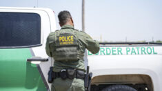 Juez de Texas bloquea política federal que permite a “extranjeros criminales” “vagar libremente”