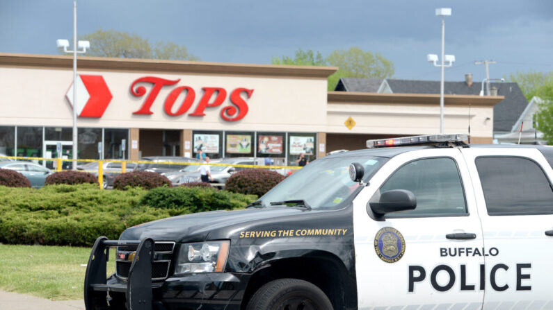 La policía en la escena en un Tops Friendly Market después de un tiroteo masivo en la tienda en Buffalo, Nueva York, el 14 de mayo de 2022. (John Normile/Getty Images)
