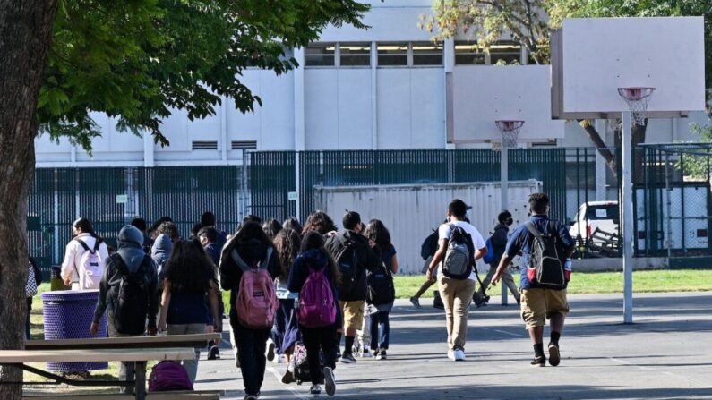 Los estudiantes se dirigen a sus aulas en una escuela secundaria pública en Los Ángeles, California, el 10 de septiembre de 2021. (Robyn Beck/AFP vía Getty Images)
