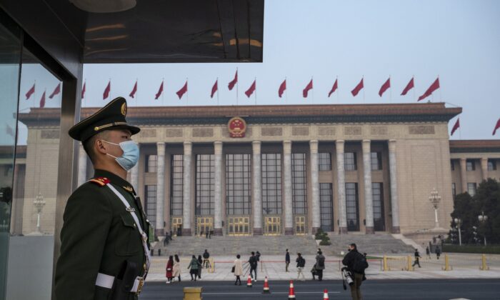 Un oficial de policía hace guardia antes de la sesión de clausura de la Conferencia Consultiva Política del Pueblo Chino en el Gran Salón del Pueblo en Beijing, China, el 10 de marzo de 2022. (Kevin Frayer/Getty Images)